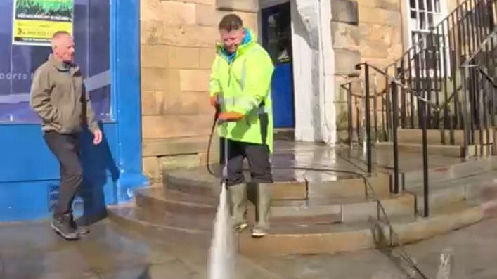 Angličan v práci myje okna, ve volném čase čistí ulice a chodníky od žvýkaček